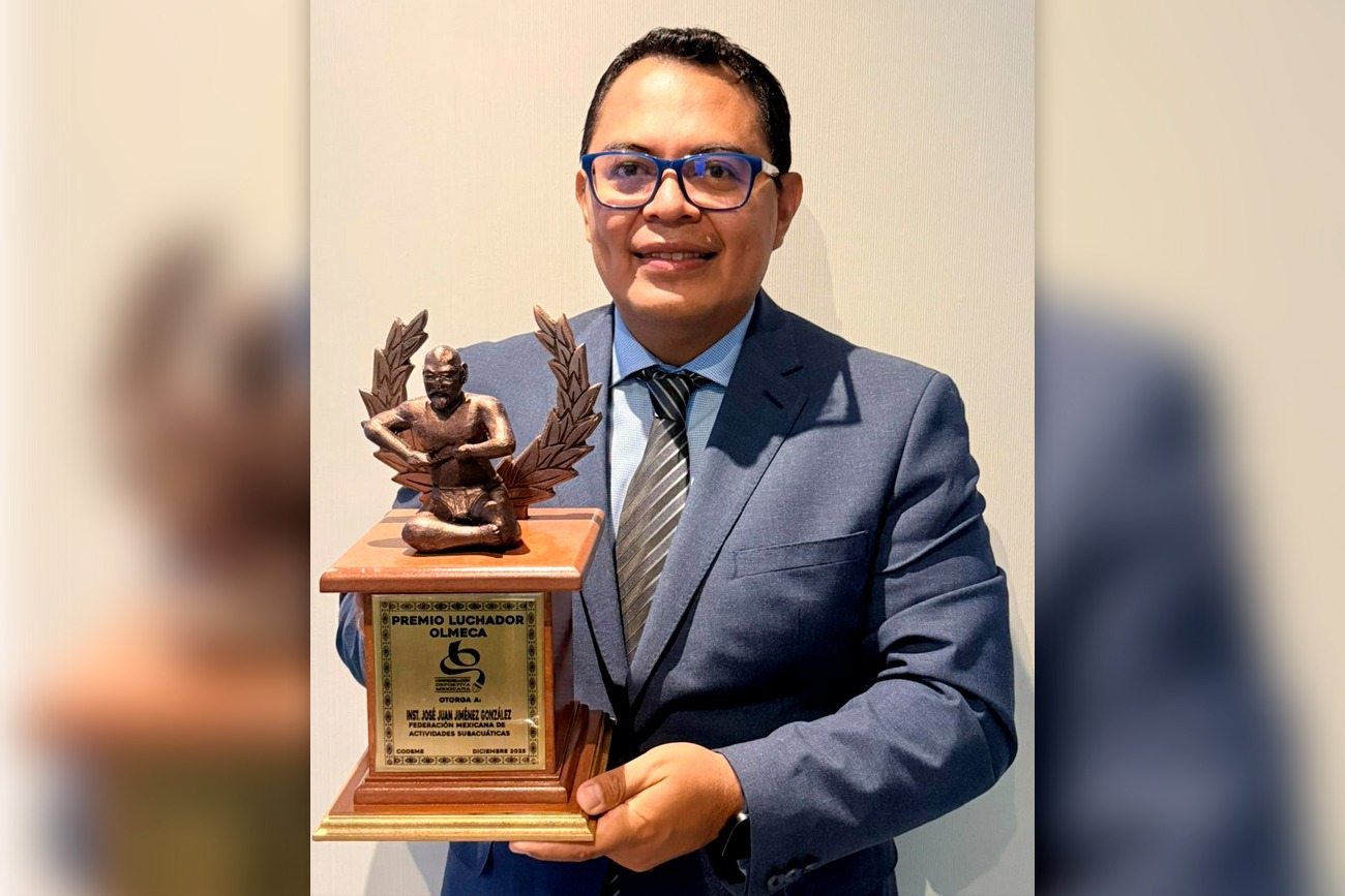 José Juan Jiménez González recibe el Premio Luchador Olmeca 2025.