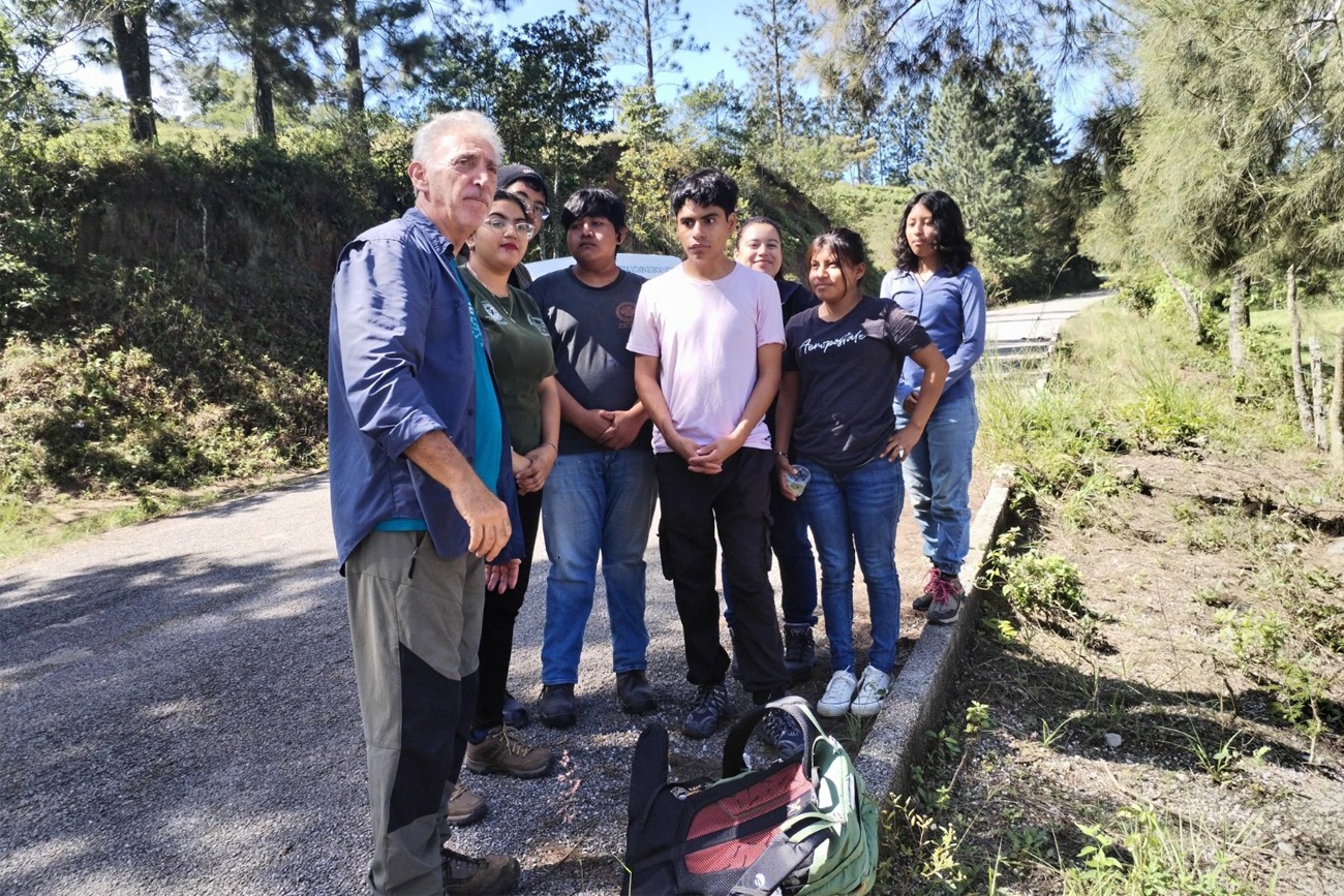 Estudiantes de las licenciaturas en Arqueología e Ingeniería Topográfica e Hidrología de la Universidad Autónoma de Ciencias y Artes de Chiapas (UNICACH).
