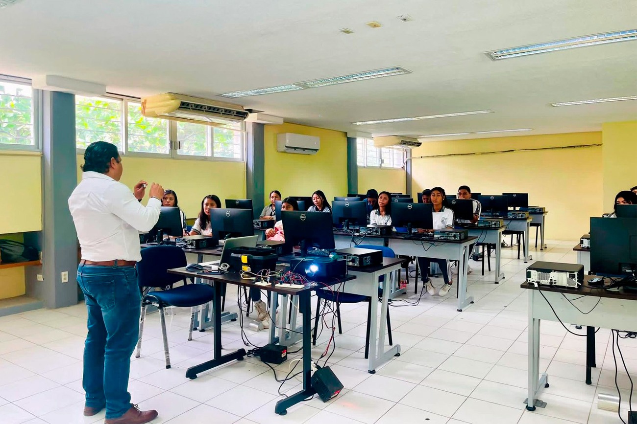 Concurso de robótica en Huixtla