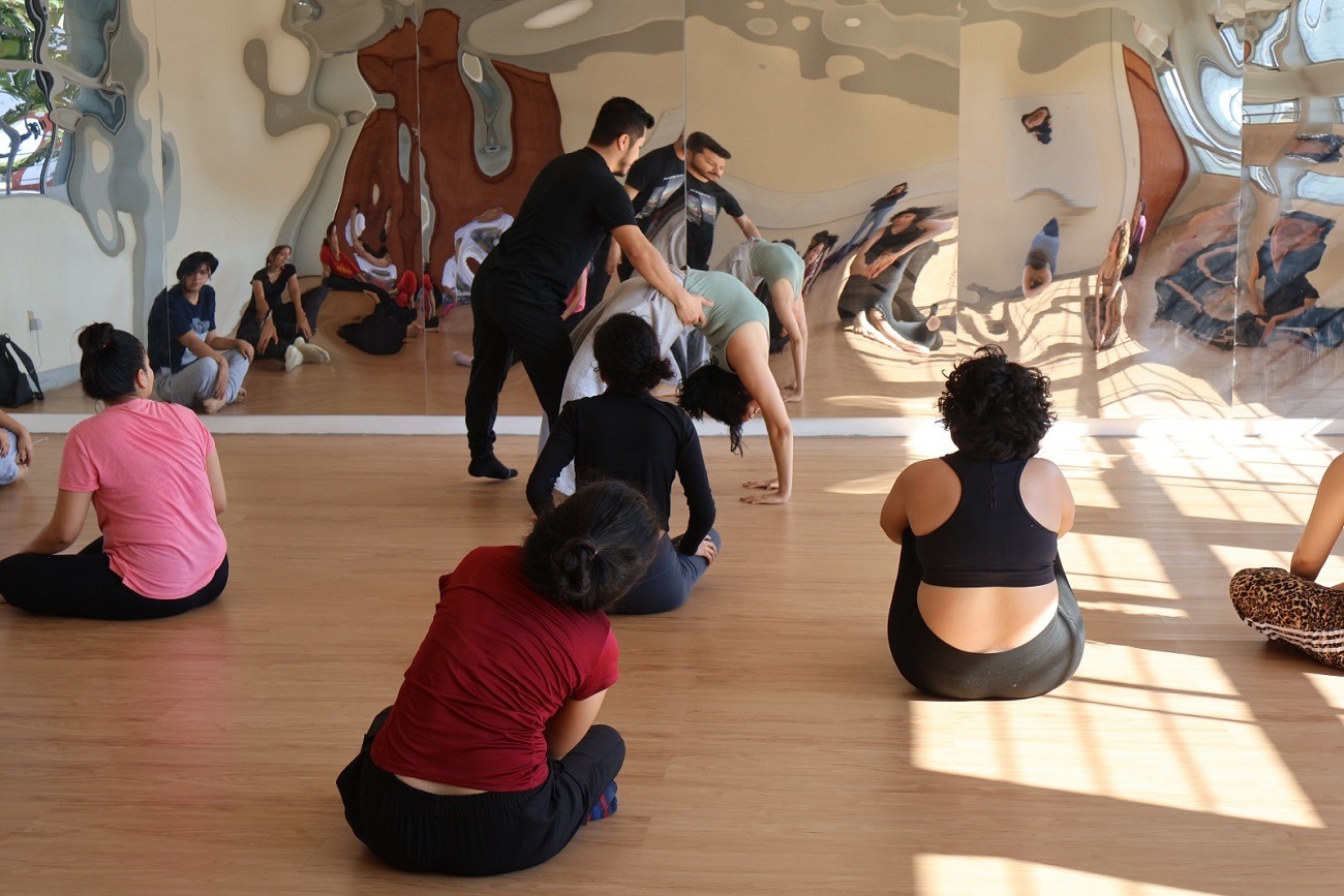 preparación corporal de estudiantes de Artes Escénicas 