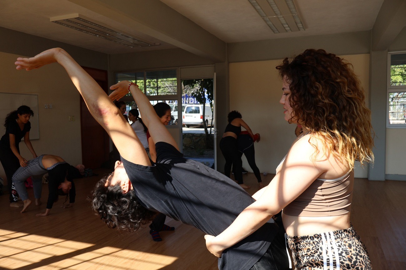 preparación corporal de estudiantes de Artes Escénicas 