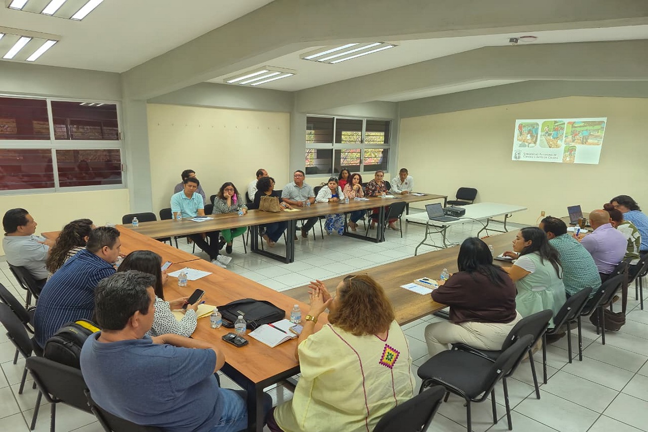 La rectora de la UNICACH, Fanny López Jiménez, encabezó una reunión de trabajo con directoras y directores de las diferentes unidades académicas, así como con responsables de las diversas áreas.