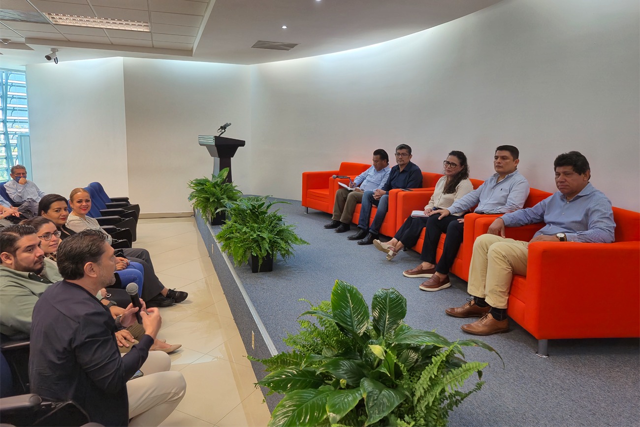 La rectora de la UNICACH, Fanny López Jiménez, sostuvo un diálogo directo y enriquecedor con personal académico de la Facultad de Ciencias Odontológicas y Salud Pública.