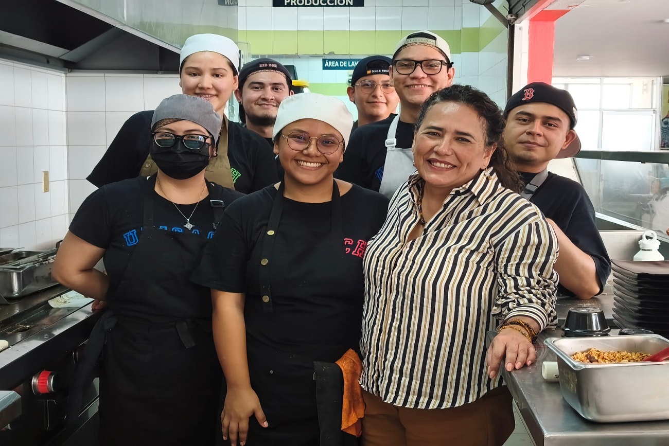 La universidad impulsa la profesionalización del personal de cafeterías y docentes en manejo higiénico de alimentos.