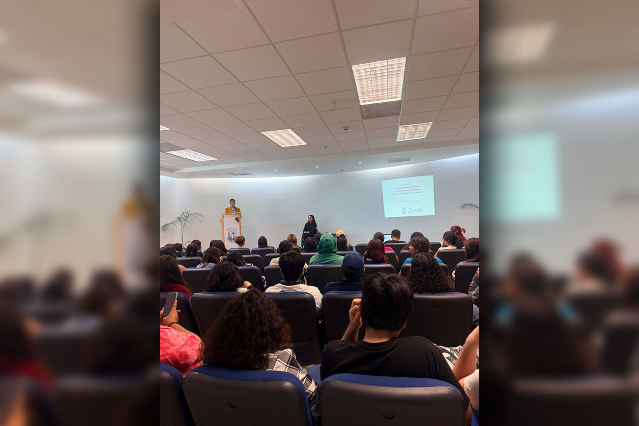 Conferencia en UNICACH