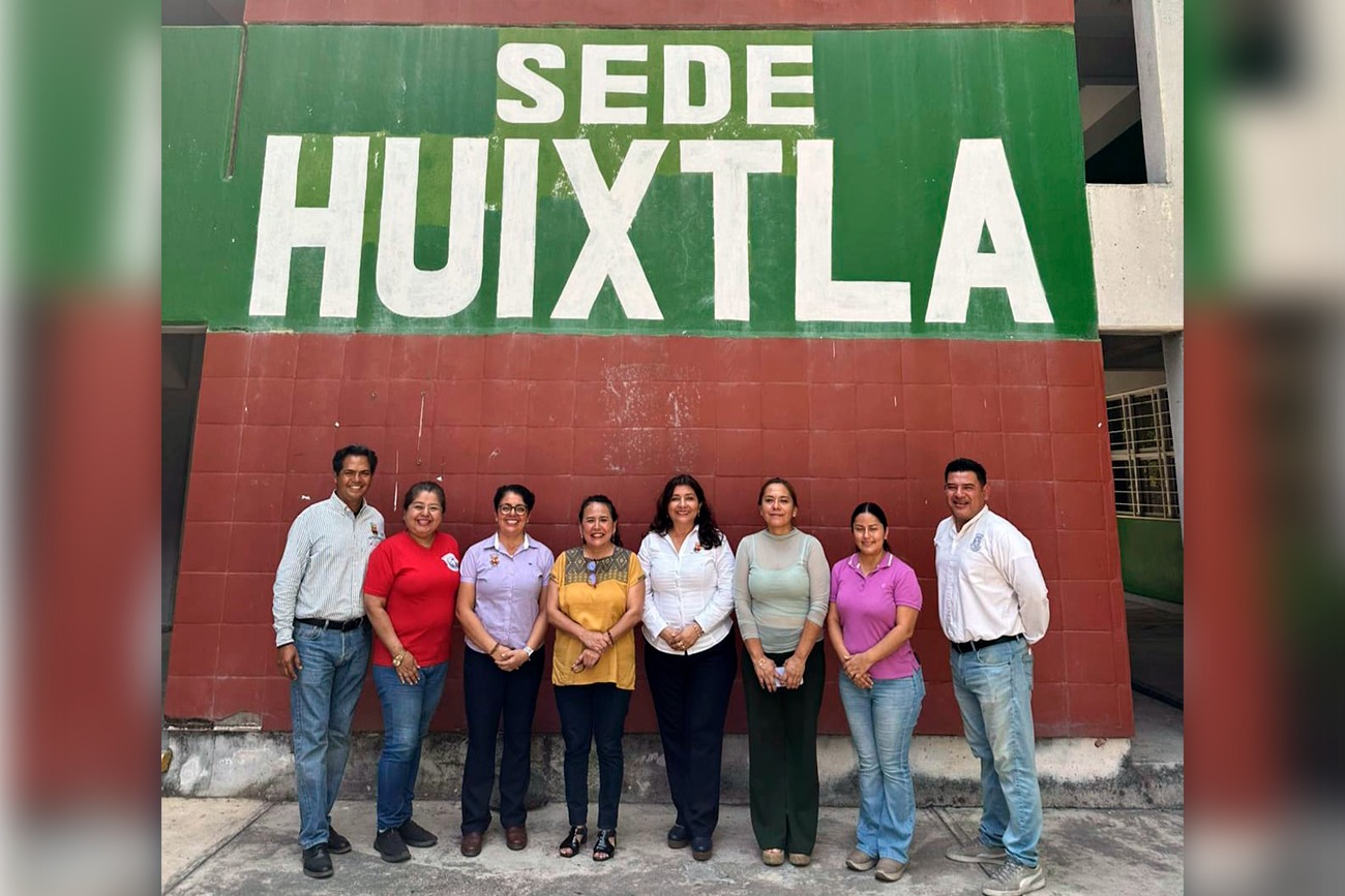 López Jiménez, expuso a las y los estudiantes la importancia de participar en convocatorias y programas de estancias, intercambio y movilidad universitaria para fortalecer su formación académica.