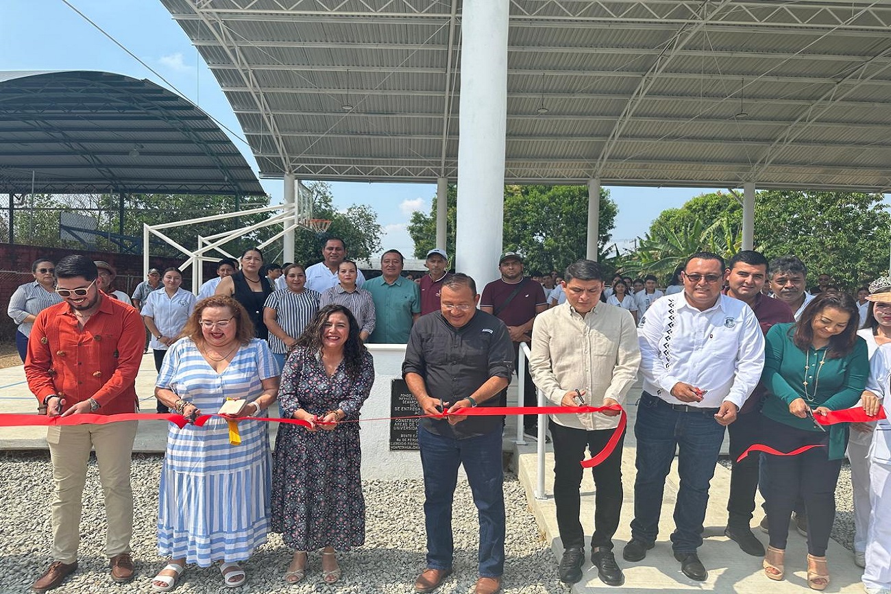 Rectora Fanny López Jiménez y alcalde César Martínez inauguran cancha techada
