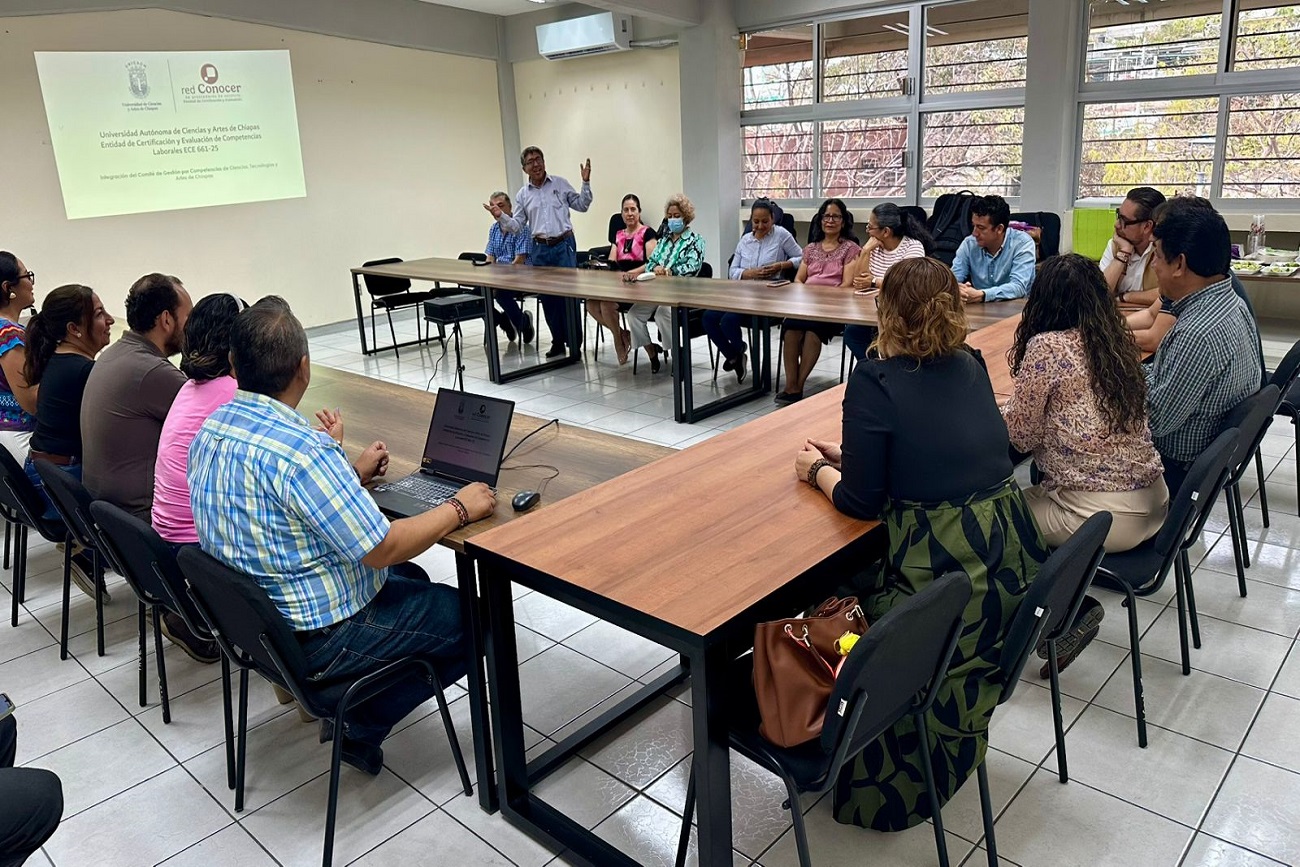 la rectora de la Universidad Autónoma de Ciencias y Artes de Chiapas (UNICACH), Fanny López Jiménez, encabezó una reunión de seguimiento con personal de la Dirección General de Planeación y Evaluación de la universidad.