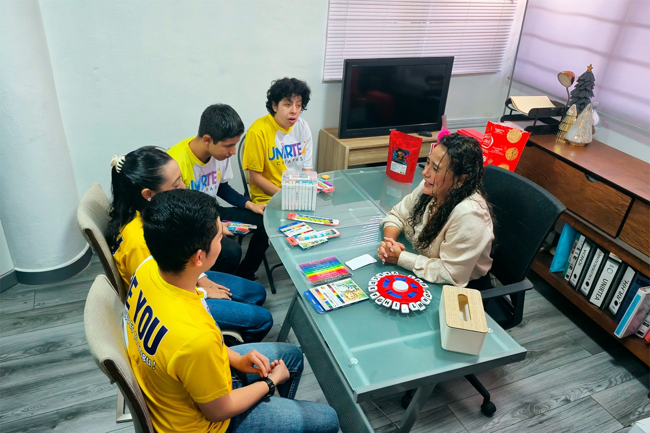 Luego de una convivencia con el alumnado, López Jiménez reiteró la importancia de promover valores y condiciones para que todas y todos tengan igualdad de oportunidades