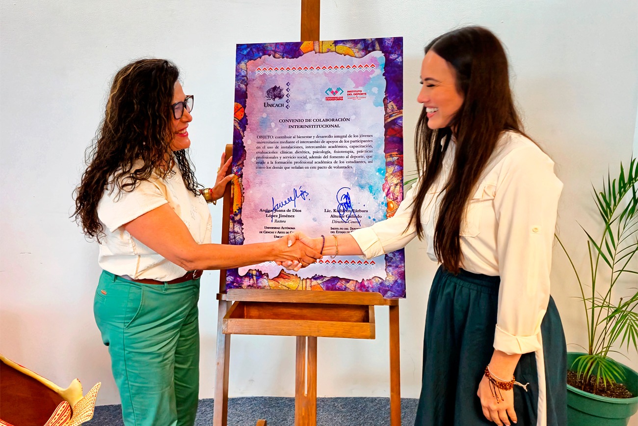 La rectora de la UNICACH, Fanny López Jiménez, y la directora del Indeporte, Bárbara Altúzar Galindo, firmaron un convenio de colaboración.