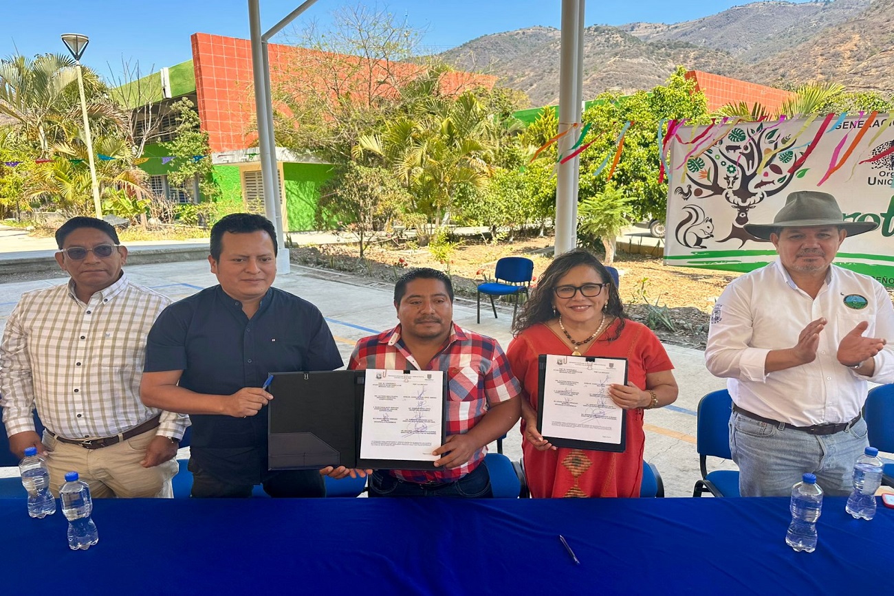 Rectora Fanny López Jiménez encabezó inauguración de techado de  cancha, firma de convenio de colaboración y entrega de unidad móvil