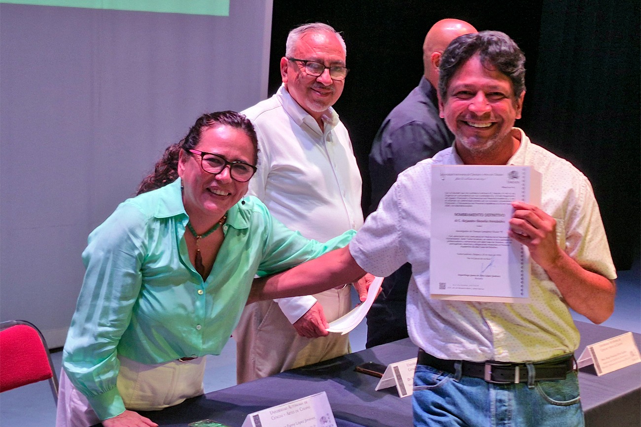 la rectora de la Universidad Autónoma de Ciencias y Artes de Chiapas (UNICACH), Fanny López Jiménez, entregó 300 nombramientos, entre definitividad y por tiempo indefinido.