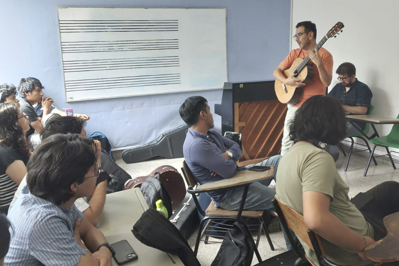 Dúo “Nova Musica Guitar Duo” fortalece la formación musical en la UNICACH