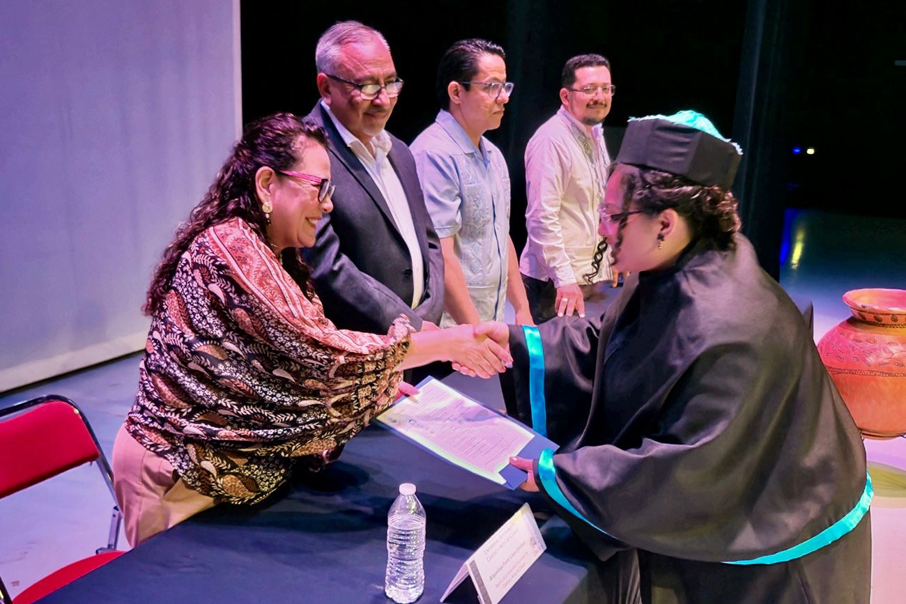 Entrega rectora de UNICACH Fanny López Jiménez, certificados de estudios a egresados de la Facultad de Ciencias Humanas y Sociales