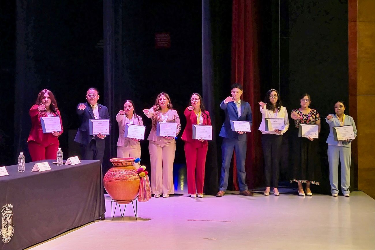 Tomó protesta a 11 alumnos que  por su alto promedio obtuvieron la titulación automática, y fueron distinguidos con la Medalla Chiapas de la universidad
