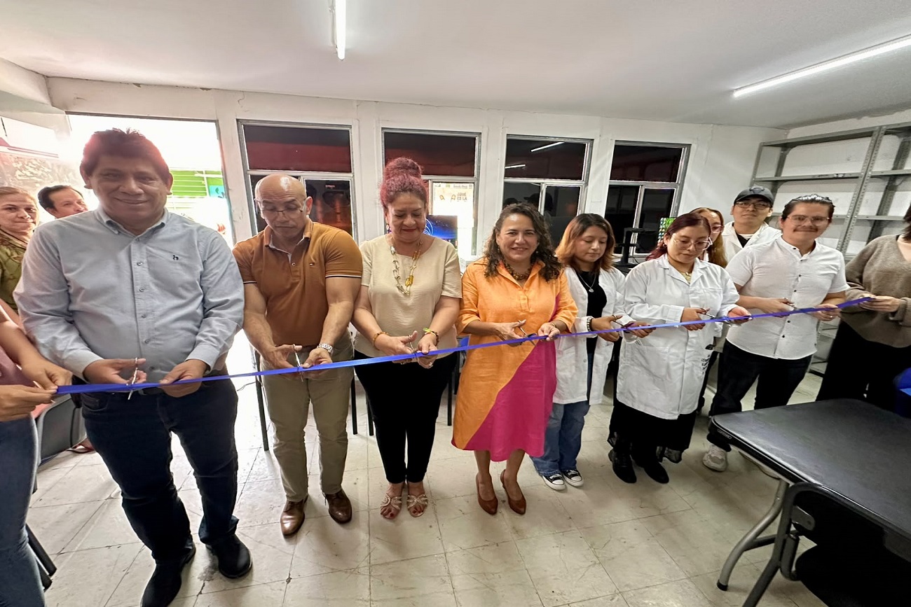 Inaugura rectora de UNICACH Fanny López Jiménez nuevo Laboratorio de Archivo en Facultad de Humanidades