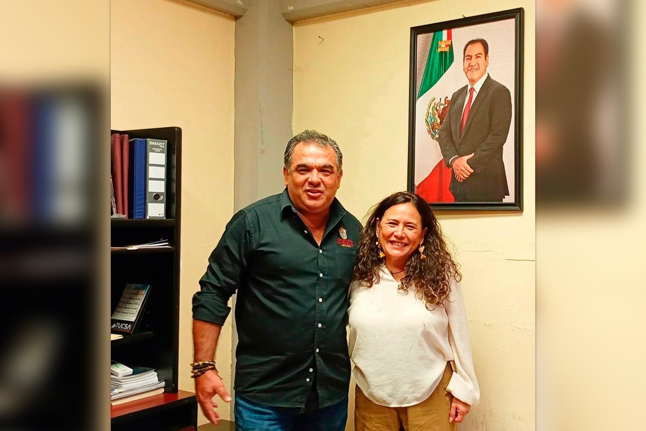 La rectora de la Universidad Autónoma de Ciencias y Artes de Chiapas (UNICACH), Fanny López Jiménez  y el presidente municipal de Simojovel, Agenor Domínguez Hernández