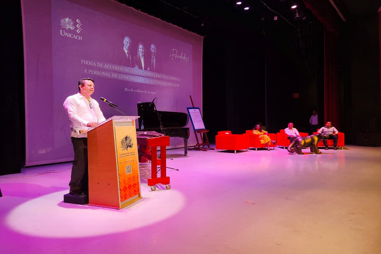 El abogado general de la UNICACH, Alberto de Jesús Cantoral Marina, explicó los beneficios contemplados en el acuerdo.