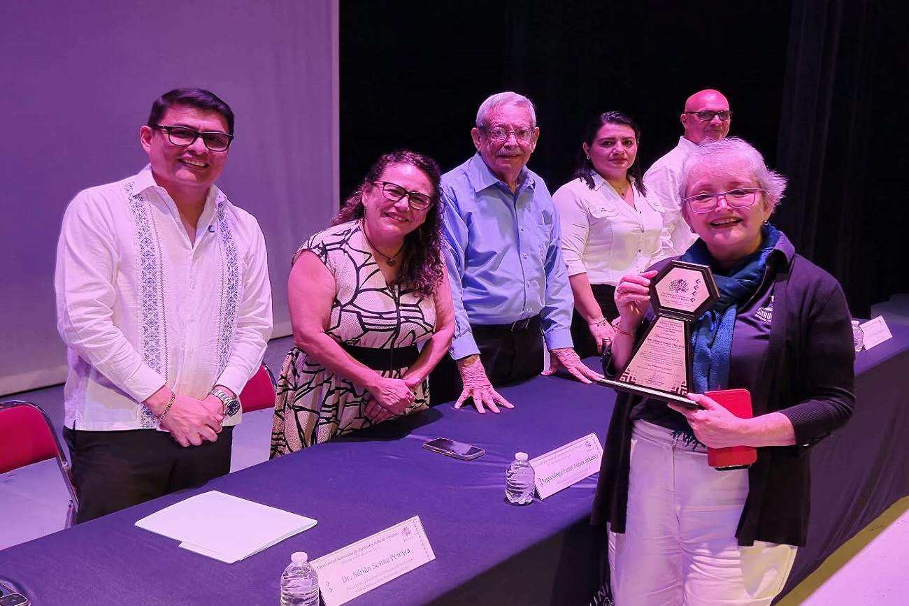 la rectora reconoció el trabajo de las generaciones de estudiantes, docentes, investigadores, trabajadores y profesionales que, a lo largo de más de cuatro décadas, han contribuido al crecimiento y consolidación de la facultad