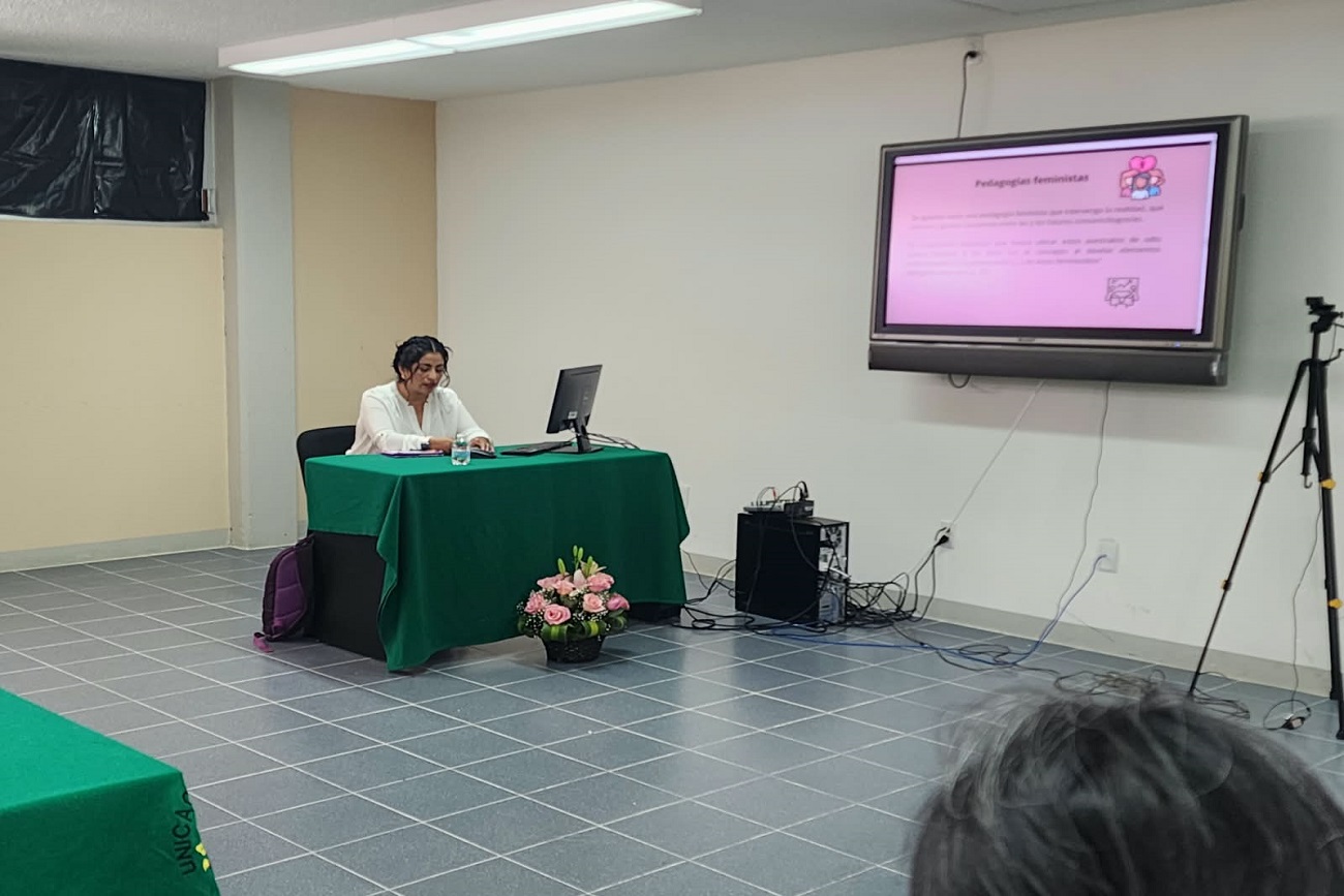 Examan de grando de Esperanza Soledad Lara Vázquez, estudiante del Posgrado en Estudios e Intervención Feministas 