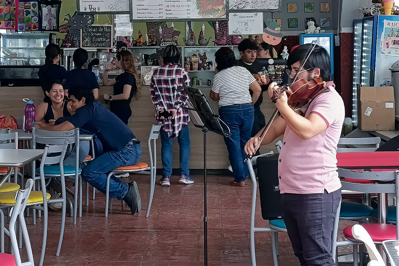 Pausas Culturales de la UNICACH llevan música a espacios de trabajo