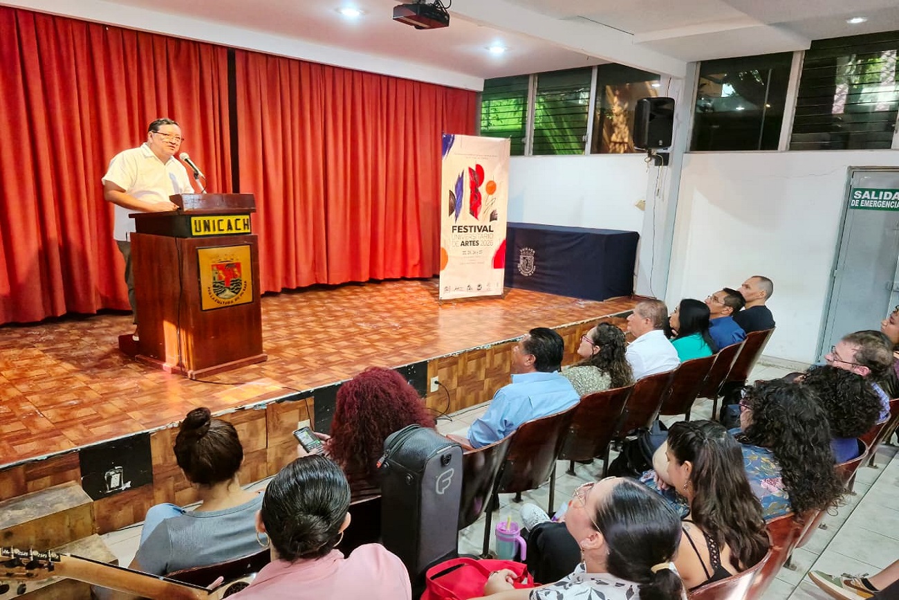 El director de la Facultad de Artes de la autónoma UNICACH, Ramiro Jiménez Chacón,