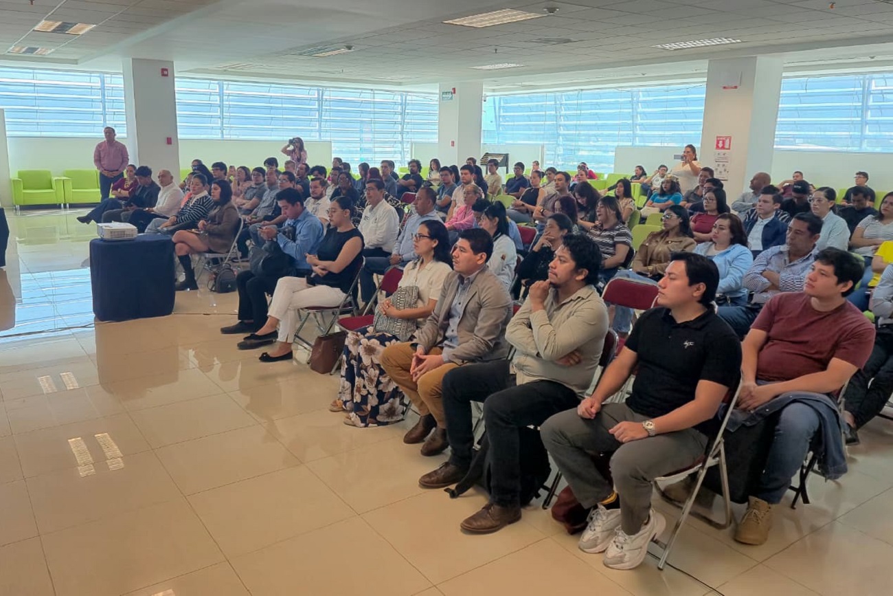 Como parte del conversatorio, estudiantes de los distintos programas de posgrado presentan experiencias y resultados de las actividades de retribución social.
